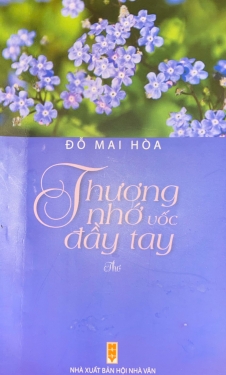 Tập thơ 'Thương nhớ vốc đầy tay' của Đỗ Mai Hòa.