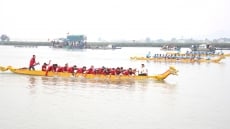 Người xứ Thanh đổ xô xem hội đua thuyền cầu may đầu năm mới