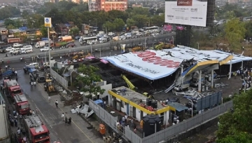 Khoảnh khắc biển quảng cáo ở Ấn Độ đổ sập khiến hàng chục người thương vong