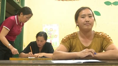 Bản người Mông quyết học chữ, thoát nghèo