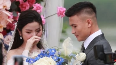 Quang Hải bật khóc khi được tặng món quà đặc biệt ở lễ cưới