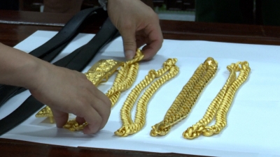 Tạm giữ 4 người vận chuyển vàng lậu vào Việt Nam