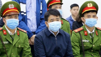 Ông Nguyễn Đức Chung làm đơn khiếu nại trước khi ra tòa