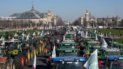Nông dân lái máy kéo xuyên thủ đô Paris phản đối lệnh cấm thuốc trừ sâu