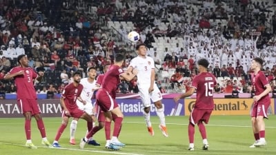 Indonesia bị đuổi 2 người, thua chủ nhà Qatar
