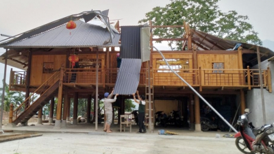 Gần 250 căn nhà ở Lào Cai bị tốc mái do dông lốc