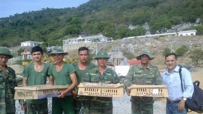 Tặng 500 vịt biển Đại Xuyên cho chiến sĩ huyện đảo Kiên Hải