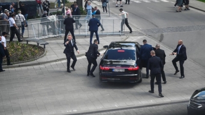 Thủ tướng Slovakia bị ám sát khi bắt tay người ủng hộ