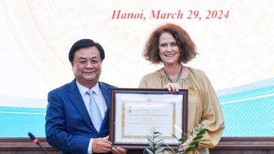 Giám đốc WB Việt Nam nhận kỷ niệm chương Vì sự nghiệp NN-PTNT