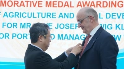 Commemorative medal awarded to Senior Portfolio Manager at KfW Vietnam