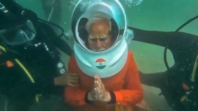 Video Thủ tướng Ấn Độ cầu nguyện dưới biển gây 'sốt' trên mạng