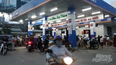 Người dân Bình Định đổ xô mua dự trữ xăng dầu để... chống dịch Covid-19