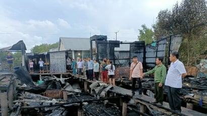 Cà Mau hỗ trợ 5 gia đình bị cháy nhà