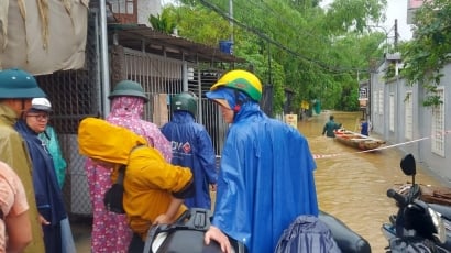 Chùm hình ảnh người dân Huế gồng bản thân đối mặt mưa lụt