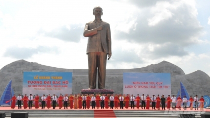 Khánh thành tượng đài Bác Hồ với chủ đề 'Miền Nam trong trái tim tôi'