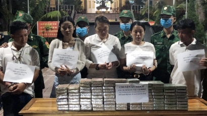 Bắt giữ 5 đối tượng người Lào chở 100 bánh heroin vào Việt Nam