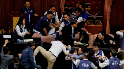 Bất đồng về cải tổ cơ quan lập pháp, các nghị sĩ Đài Loan ‘nói chuyện’ bằng chân tay