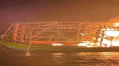 Quảng Bình: Tàu cá bất ngờ bốc cháy trên biển