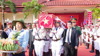 Tiễn đưa 12 hài cốt liệt sĩ từ Lào về nước