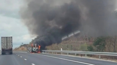 Ô tô 16 chỗ cháy trơ khung trên cao tốc Phan Thiết - Dầu Giây