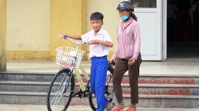 Báo Nông nghiệp Việt Nam trao tặng 100 xe đạp, 15 máy lọc nước