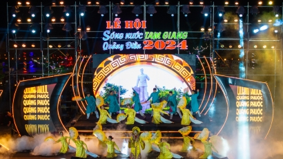 Hàng ngàn du khách vui cùng lễ hội 'sóng nước Tam Giang'