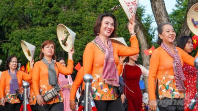 Xác lập kỷ lục Việt Nam cho sự kiện diễu hành áo bà ba, áo dài