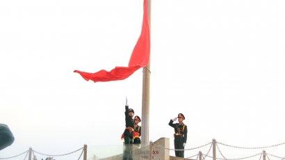 Lễ Thượng cờ thiêng liêng chào mừng Nha Trang tròn 100 tuổi