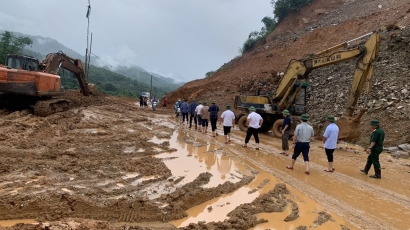 Mưa rộng lớn tạo nên sụt lún khiến cho một thị trấn của Thanh Hóa bị phân tách cắt
