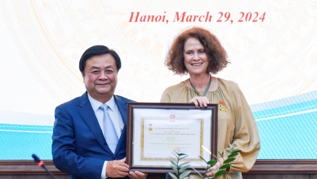 Giám đốc WB Việt Nam nhận kỷ niệm chương Vì sự nghiệp NN-PTNT