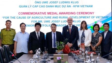 Bộ NN-PTNT trao Kỷ niệm chương cho ông Uwe Josef Ludwig Klug