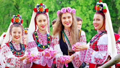 Hàng nghìn du khách đổ về lễ hội hoa hồng Bulgaria