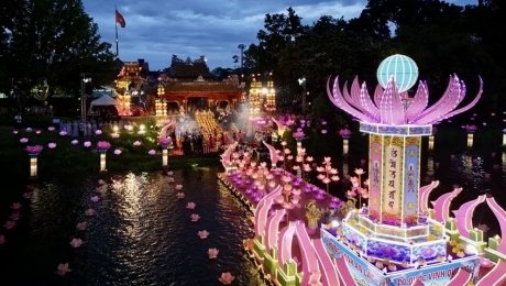 Huế thả 30.000 ngọn hoa đăng trên sông Hương