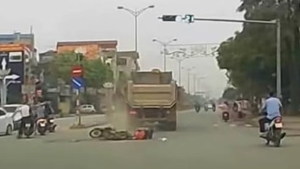 Video: Xe máy bị cuốn vào gầm xe ben