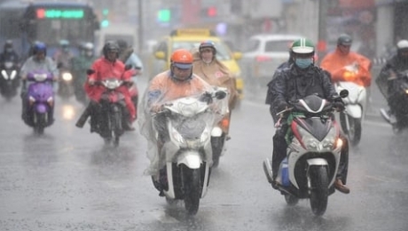 TP.HCM vẫn nắng gắt, Hà Nội mưa rào