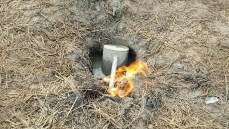 Phát hiện hố nước giữa ruộng có khí đốt cháy