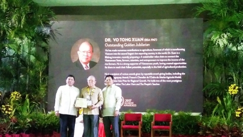 GS Võ Tòng Xuân nhận hai giải thưởng của Philippines