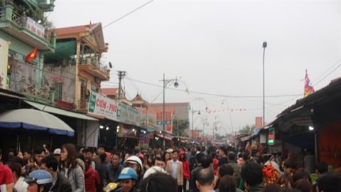 Hàng vạn người đổ về chợ Viềng 'mua may, bán rủi'