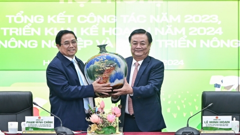 Bộ trưởng Lê Minh Hoan tặng Thủ tướng bình gốm 'Chạm để kết nối'
