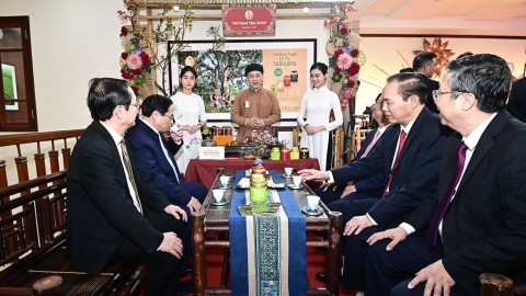Thủ tướng thưởng trà, thăm các gian hàng nông sản Việt