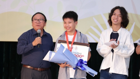 Con trai của nhà văn Nguyễn Ngọc Tư nhận giải thưởng Dế Mèn