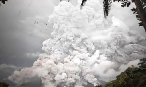 Núi lửa Indonesia phun tro bụi, cảnh báo khả năng sóng thần