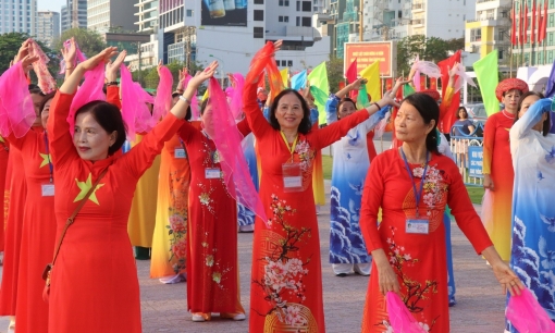 Gần 1.000 người đồng diễn áo dài chào mừng 49 năm ngày Giải phóng Nha Trang