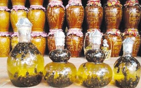 Rượu ngâm ong là món quà thơm ngon và đặc biệt mà không đơn thuần chỉ là một thức uống. Hãy xem bức ảnh này để thấy sự độc đáo và cách người Việt Nam sử dụng các loại hoa quả và thảo dược để pha chế ra món rượu ngon và có lợi cho sức khỏe.