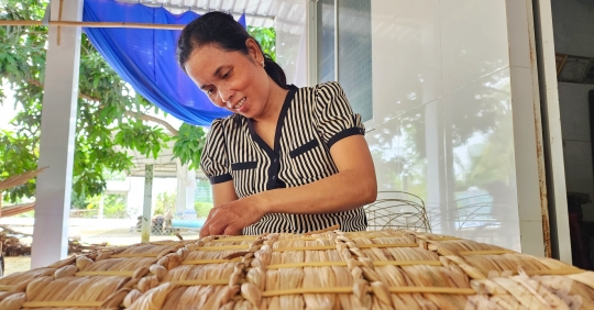 Transforming Water Hyacinth Into Handicrafts, Escaping Poverty