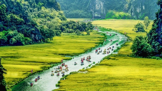 Khách du lịch nườm nượp đến Ninh Bình