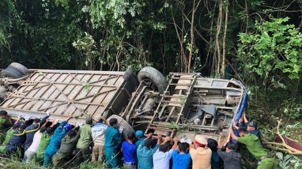 Xe khách lao xuống vực ở Kon Tum: Thêm 1 người tử vong
