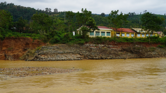 Nước sông dâng cao, trường học nguy cơ bị nhấn chìm