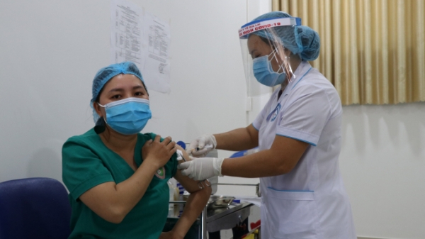 Các y, bác sĩ đầu tiên ở Gia Lai được tiêm vacxin phòng SARS-CoV-2