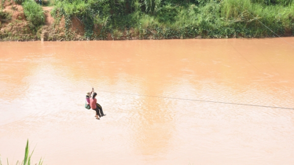 Bất chấp nguy hiểm, người dân đu dây vượt sông Pô Cô mùa mưa bão